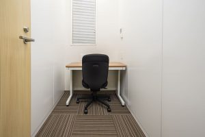 Office space for 1 person with window - TENSHO OFFICE