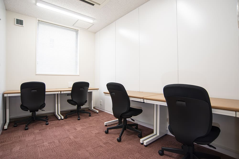 Office space for 4 to 5 person with window - TENSHO OFFICE