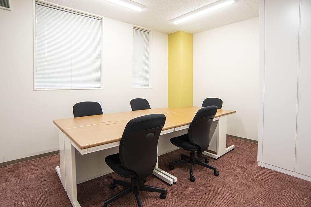 Office space for 6 to 8 person with window - TENSHO OFFICE