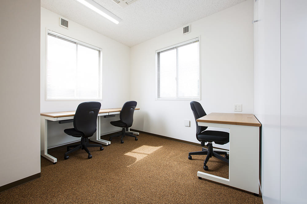 Office space for 4 person with window - TENSHO OFFICE Akihabara Manseibashi