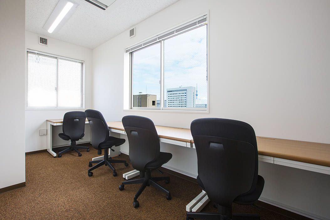 Office space for 4 person with window - TENSHO OFFICE Akihabara Manseibashi