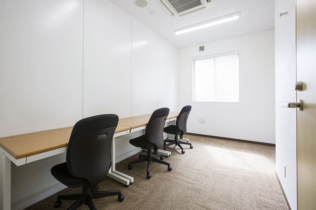 Office space for 5 person with window - TENSHO OFFICE Akihabara Manseibashi