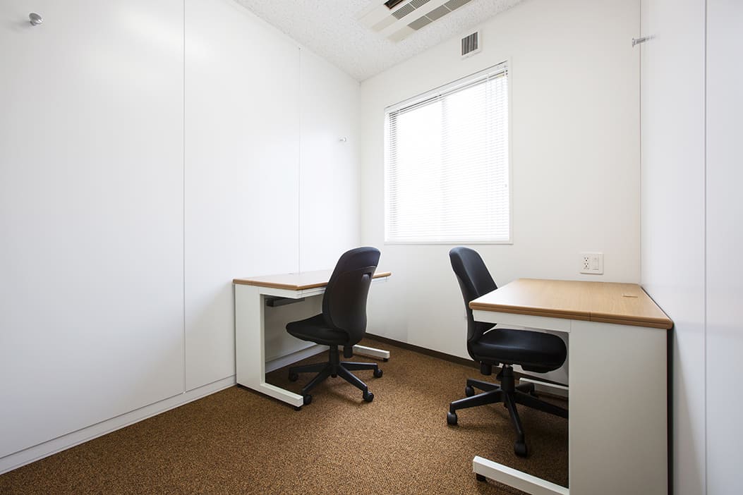 Office space for 3 person with window - TENSHO OFFICE Akihabara Manseibashi