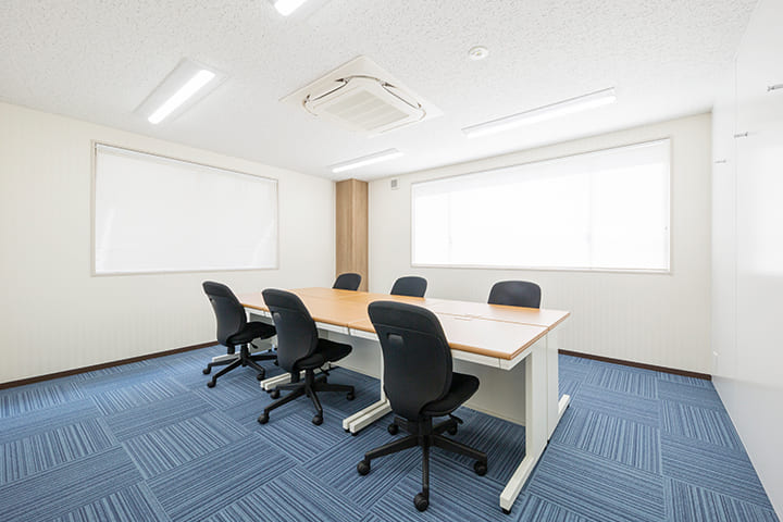 Office space for 6 to 8 person with window - TENSHO OFFICE
