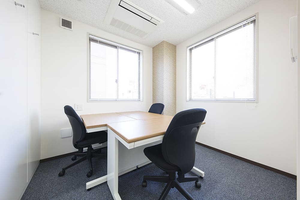 Office space for 3 person with window - TENSHO OFFICE Shimbashi Akarenga Street