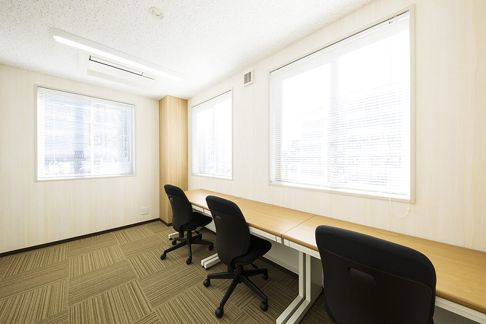 Office space for 4 person with window - TENSHO OFFICE Shimbashi Akarenga Street