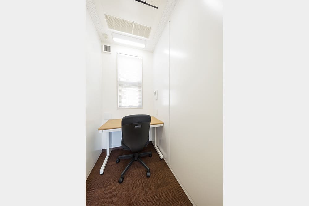 Office space for 1 person with window - TENSHO OFFICE
