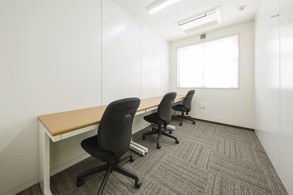 Office space for 3 person with window - TENSHO OFFICE Yoyogi ANNEX