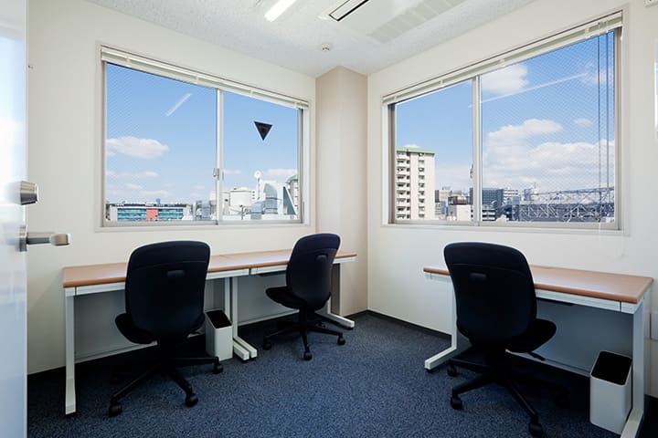 Office space for 3 person with window - TENSHO OFFICE