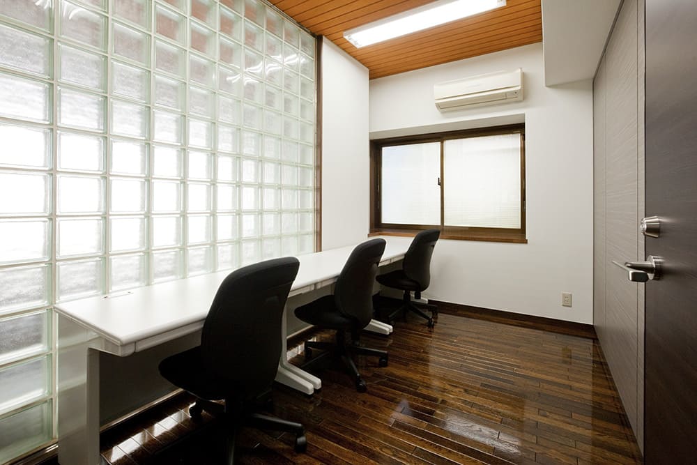 Office space for 4 to 6 person with window - TENSHO OFFICE Shirokane