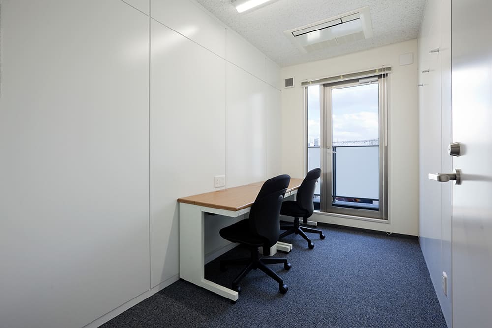 Office space for 2 to 3 person with window - TENSHO OFFICE