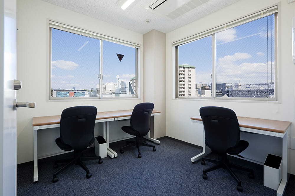 Office space for 3 to 4 person with window - TENSHO OFFICE