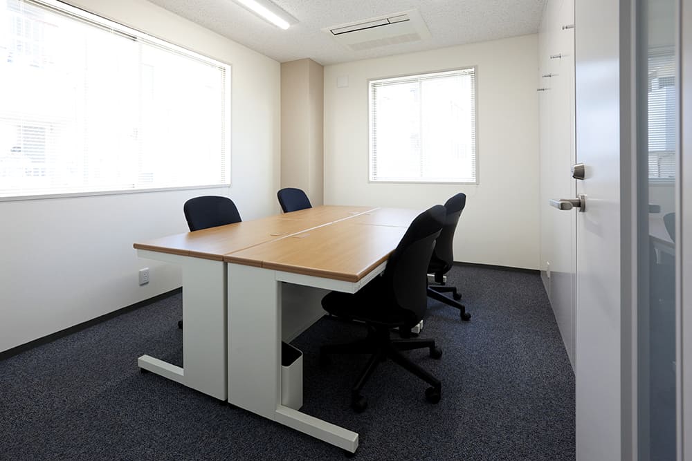 Office space for 4 to 6 person with window - TENSHO OFFICE