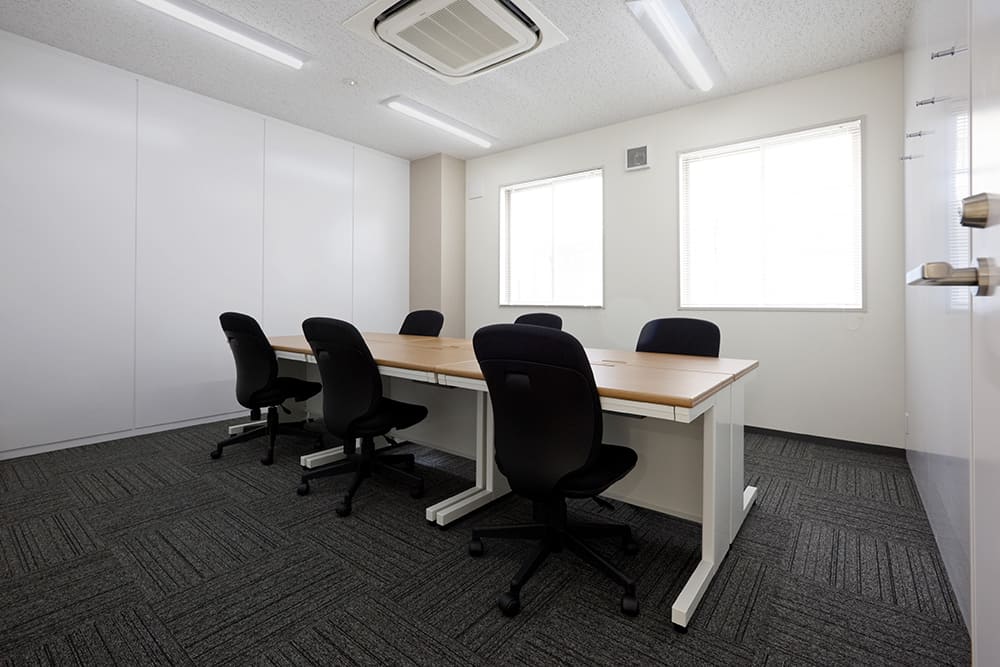 Office space for 6 to 10 person with window - TENSHO OFFICE