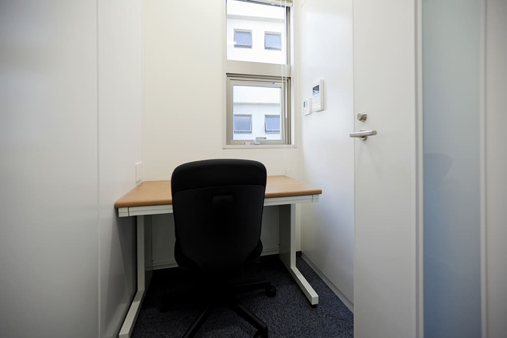 Office space for 1 person with window - TENSHO OFFICE
