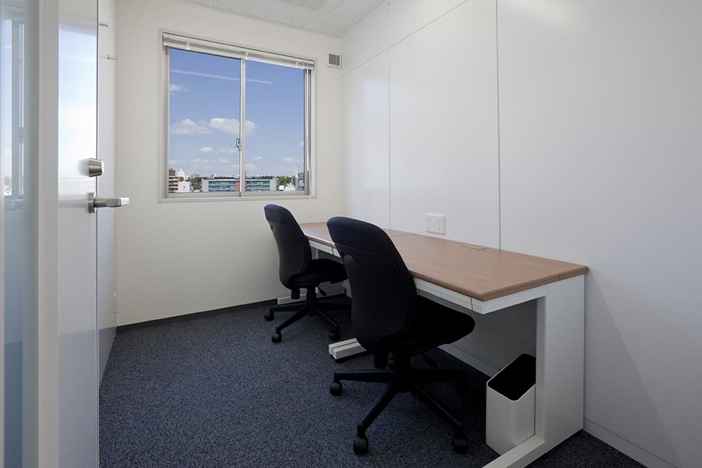 Office space for 2 person with window - TENSHO OFFICE