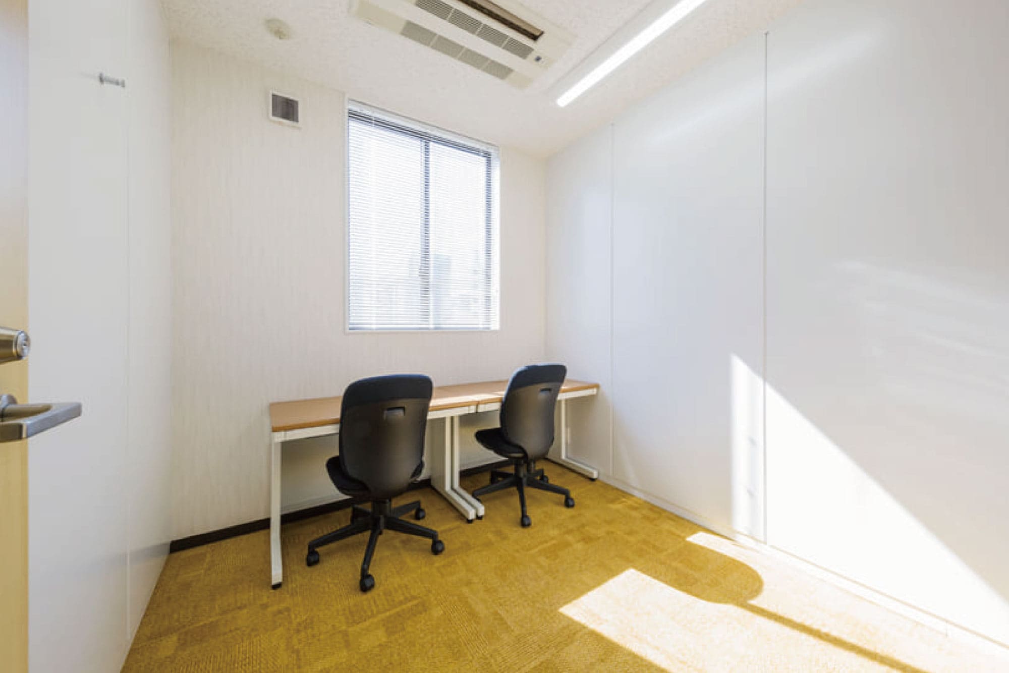 Office space for 2 to 3 person with window - TENSHO OFFICE Shimbashi Gochome