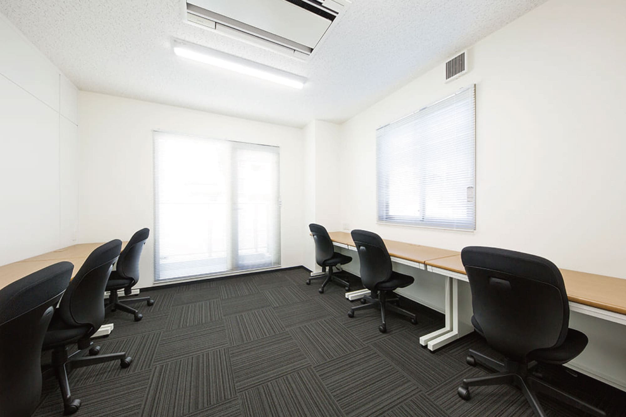 Office space for 6 to 8 person with window - TENSHO OFFICE kanda