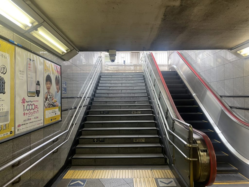 Escalators and stairs at Shin-Otsuka Station