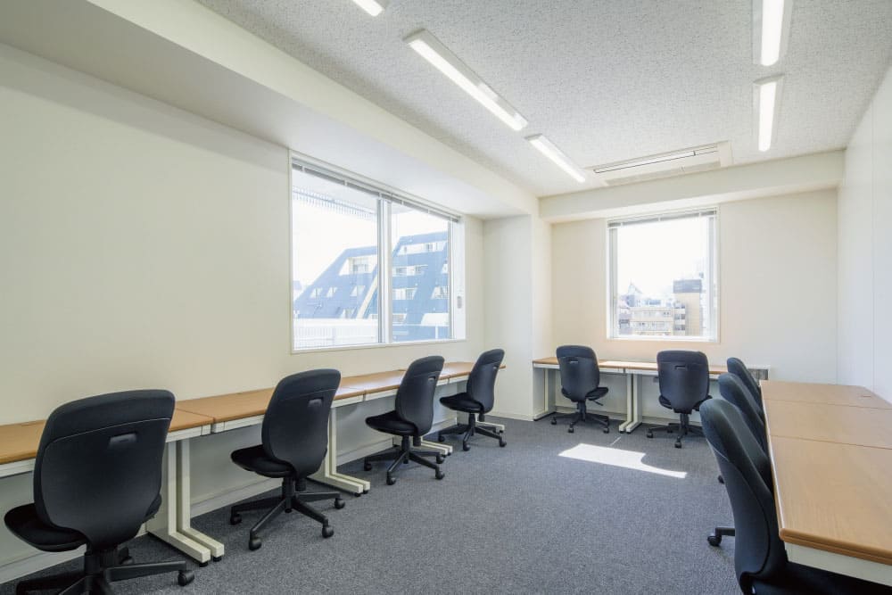 Office space for 8 to 10 people with window - TENSHO OFFICE Shinjuku-sanchome