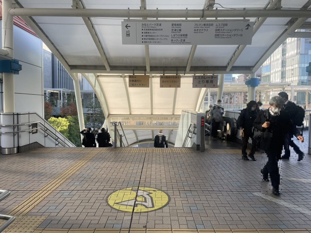 Escalators and stairs at Tamachi Station
