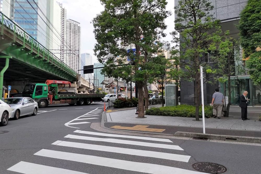 Pedestrian crossing in front of Shinbashi Tokyu Building