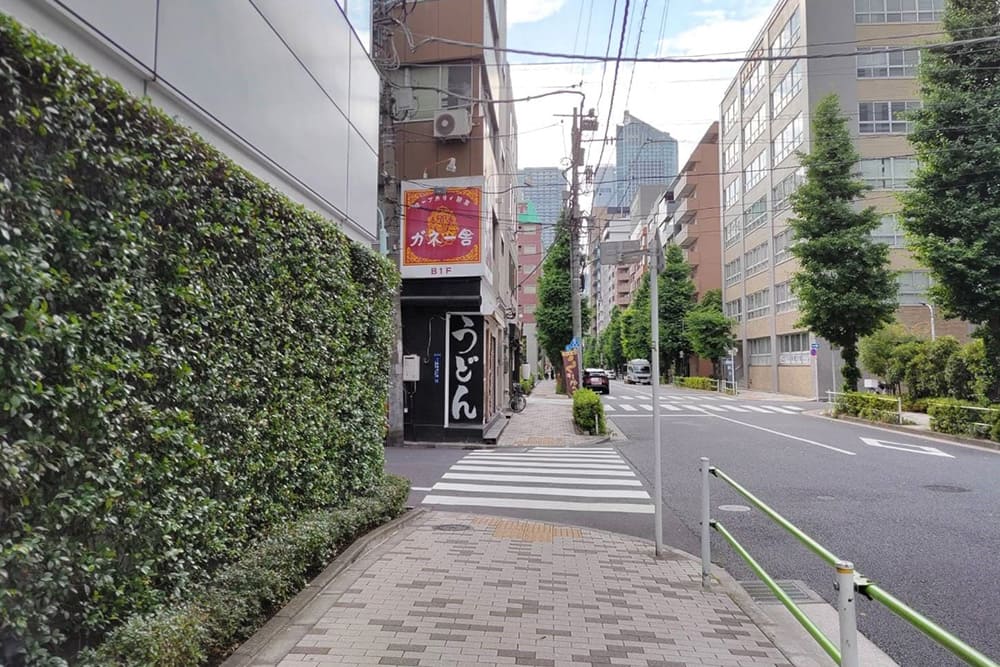 Gane Issha and the sidewalk in front of the udon shop