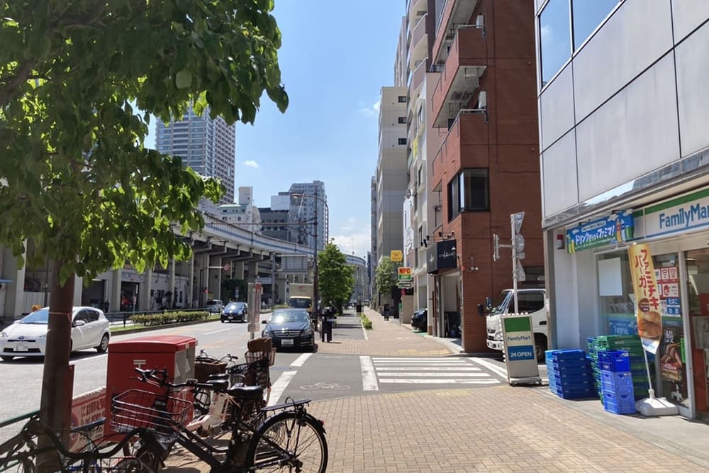 Akabanebashi Station area and Family Mart