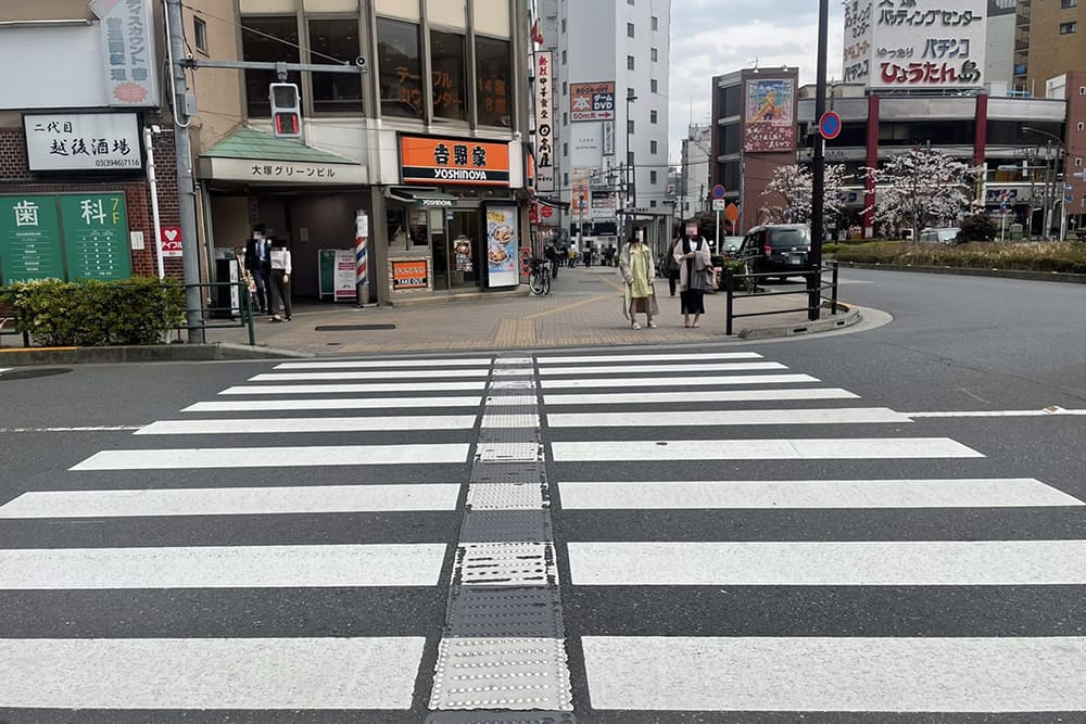 Yoshinoya and pedestrian crossing in Otsuka