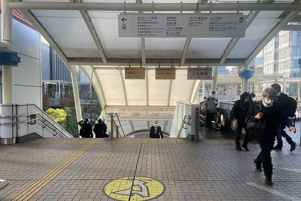 Escalators and stairs at Tamachi Station