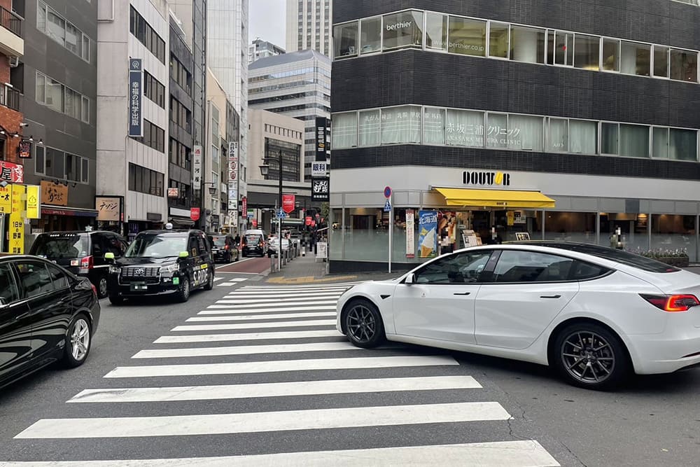 Pedestrian crossing in front of Doutor