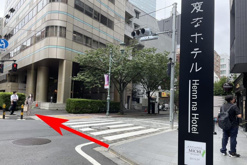Crosswalk and arrow in front of Hennna hotel
