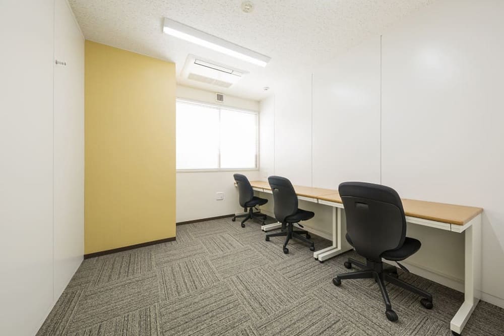 Office space for 3 to 4 person with window - TENSHO OFFICE