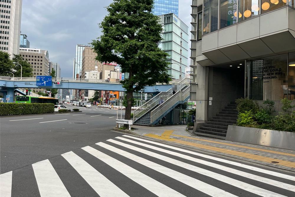 Pedestrian crossing by Shin-Toshin pedestrian bridge