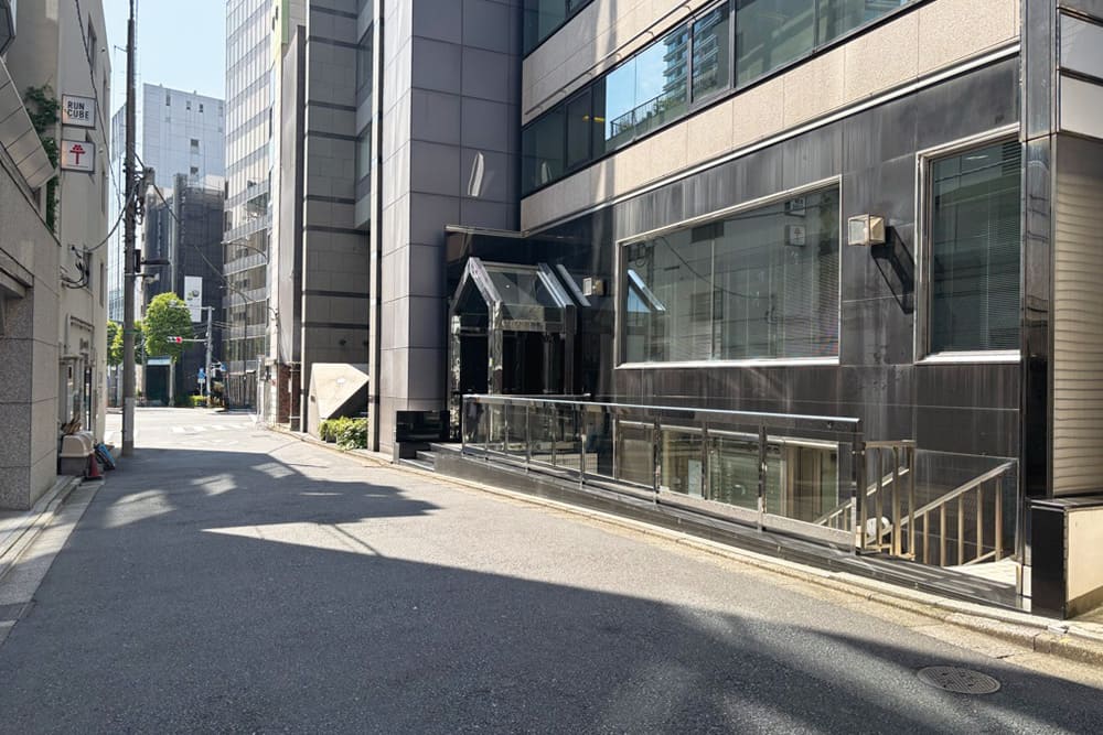 The brown tiled entrance of Tensho Office Otemachi Takebashi.