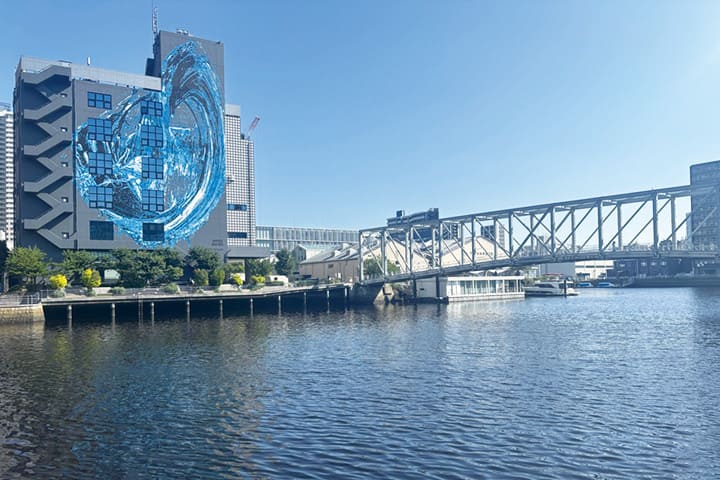 Fureai Bridge on Tennozu Isle and a large mural of 