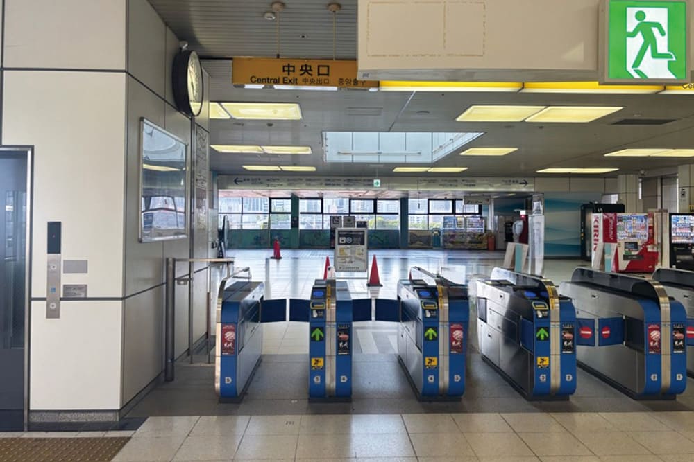 Tennozu Isle Station central exit ticket gate.