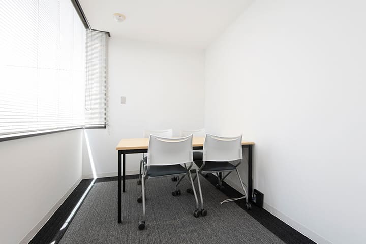 TENSHO OFFICE Otemachi Takebashi 2nd floor conference room booth for 4 people.