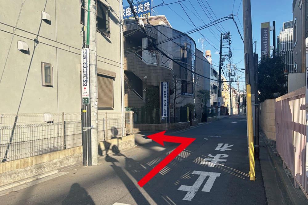 The intersection just before [Toyoshinkyu Vocational School].