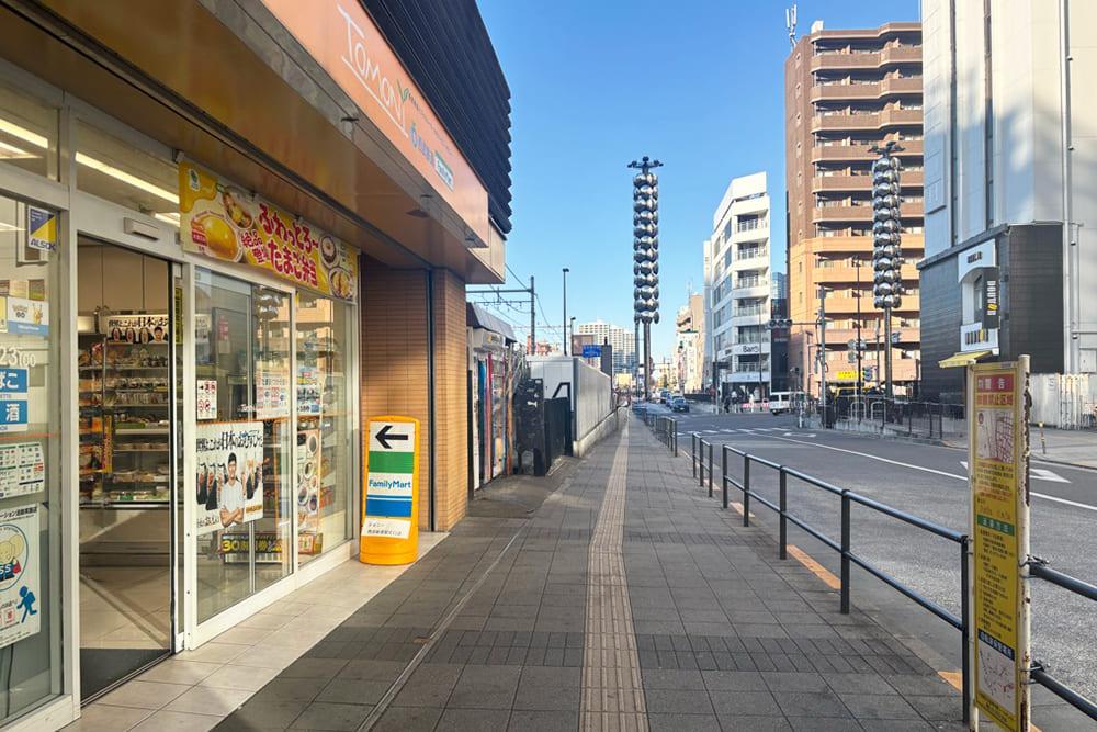 The sidewalk near Seibu Shinjuku Station where [Family Mart] is located.