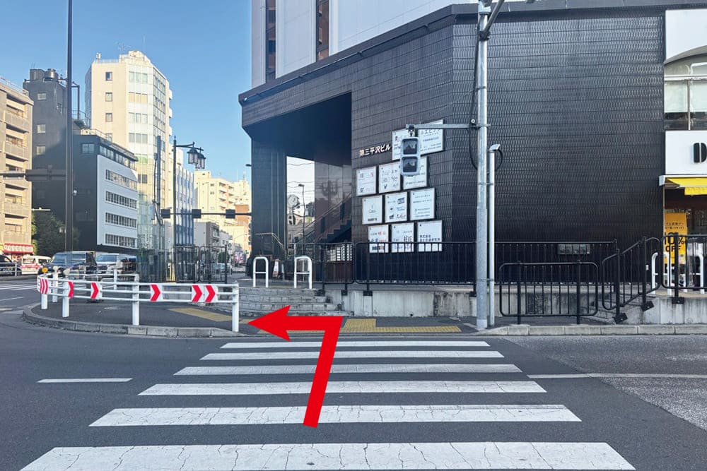 The crosswalk and [Doutor Coffee] just beyond it.