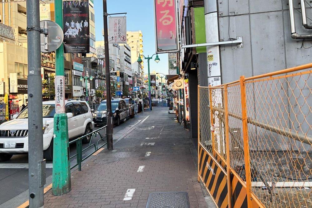 The sidewalk scenery in the Shin-Okubo area.