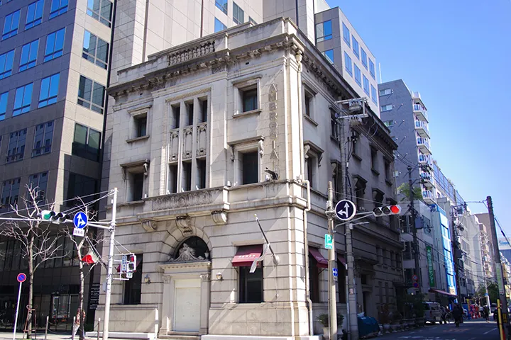 Exterior of the retro building “Sakaisuji Club”.