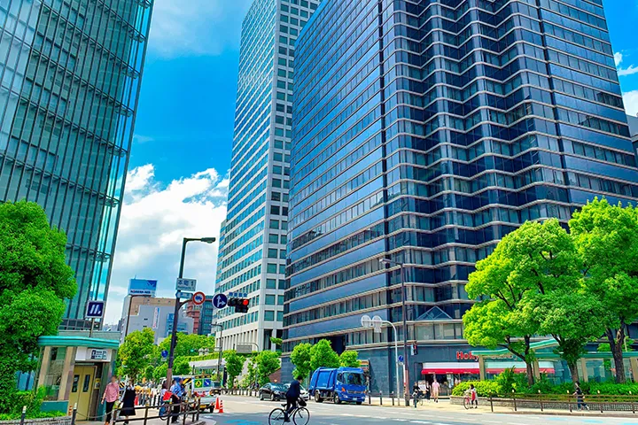 The scene at the Hommachi 1-chome intersection. High-rise buildings stand in a row.