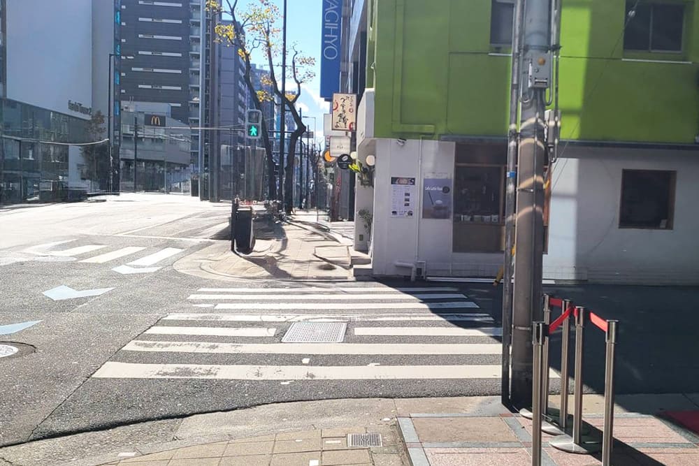 Crosswalk in the Sakaisuji-Hommachi area.