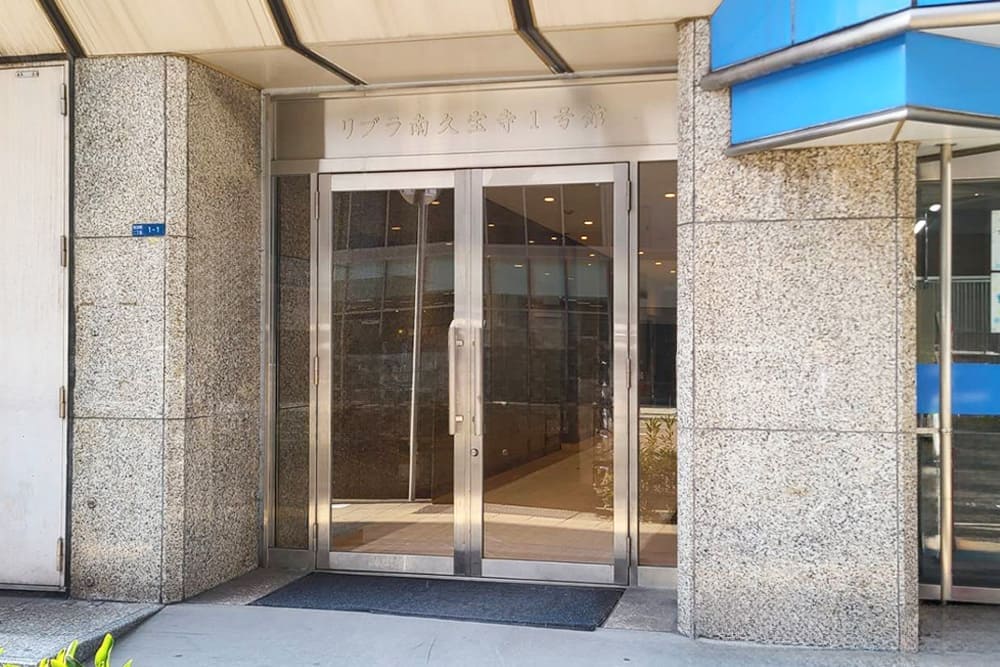 Entrance to Tensho Office Sakaisuji-Hommachi (Libra Minami-Kyuhoji-machi Building 1).