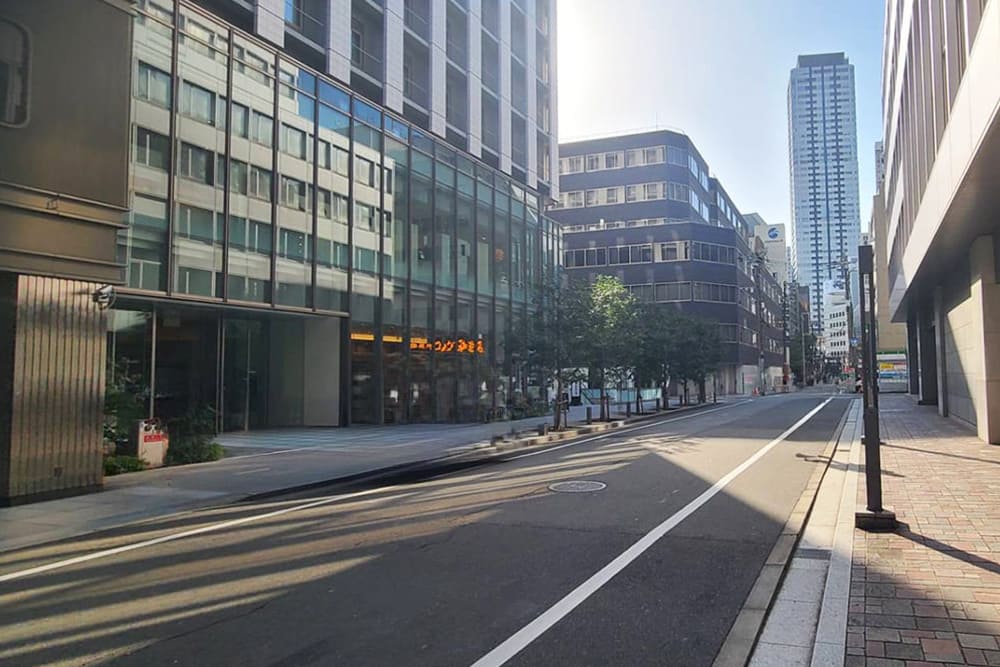 The road in the Yodoyabashi area, with [Komeda Coffee Shop] visible in the left background.