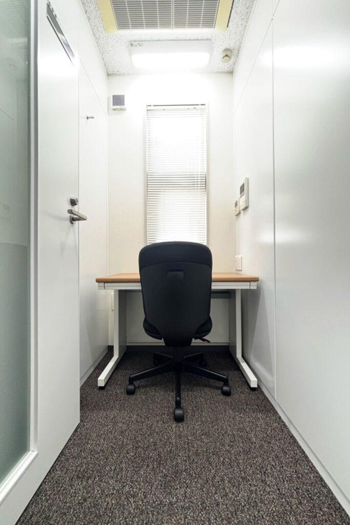 Office space for 1 person with window - TENSHO OFFICE