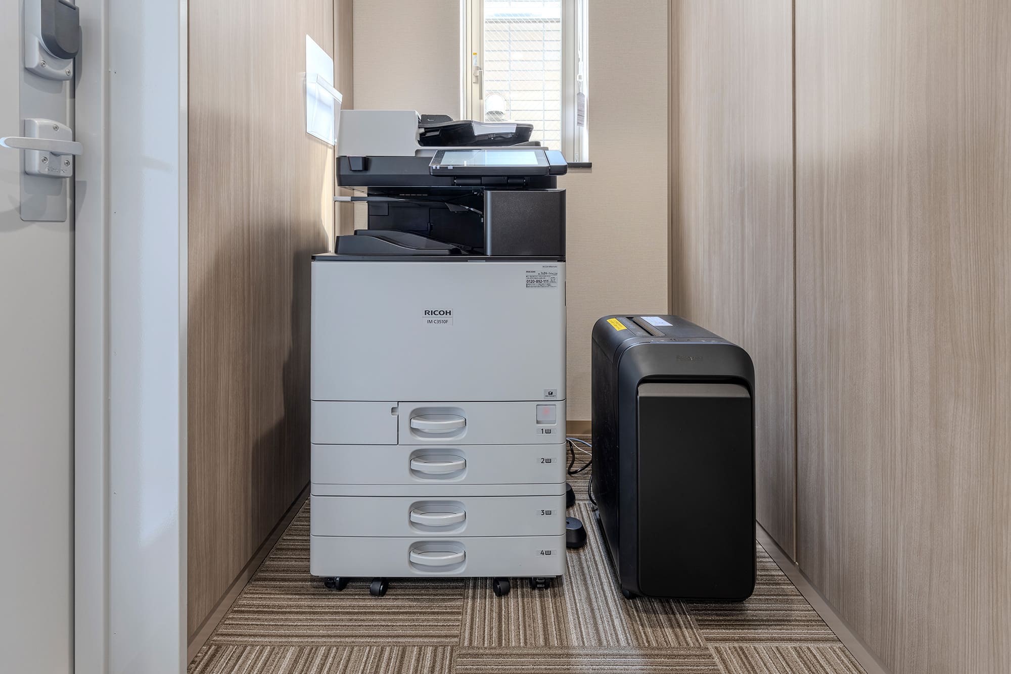 Color copier (color printer) / Shredder - TENSHO OFFICE Shinjuku Shin-Okubo