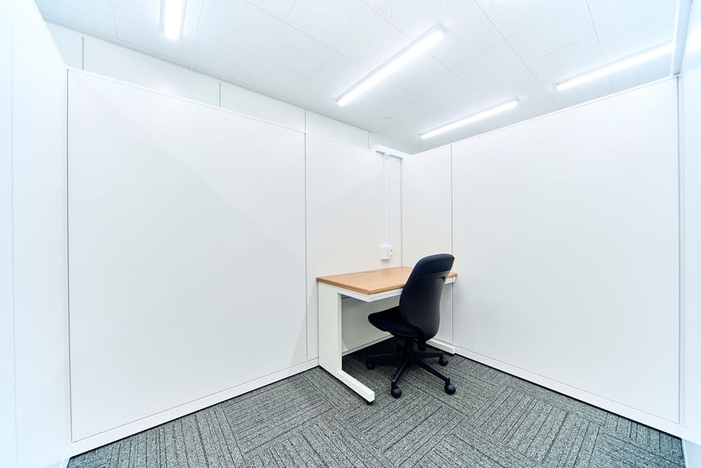 Private windowless booth type room in TENSHO OFFICE Yodoyabashi West Room 230.